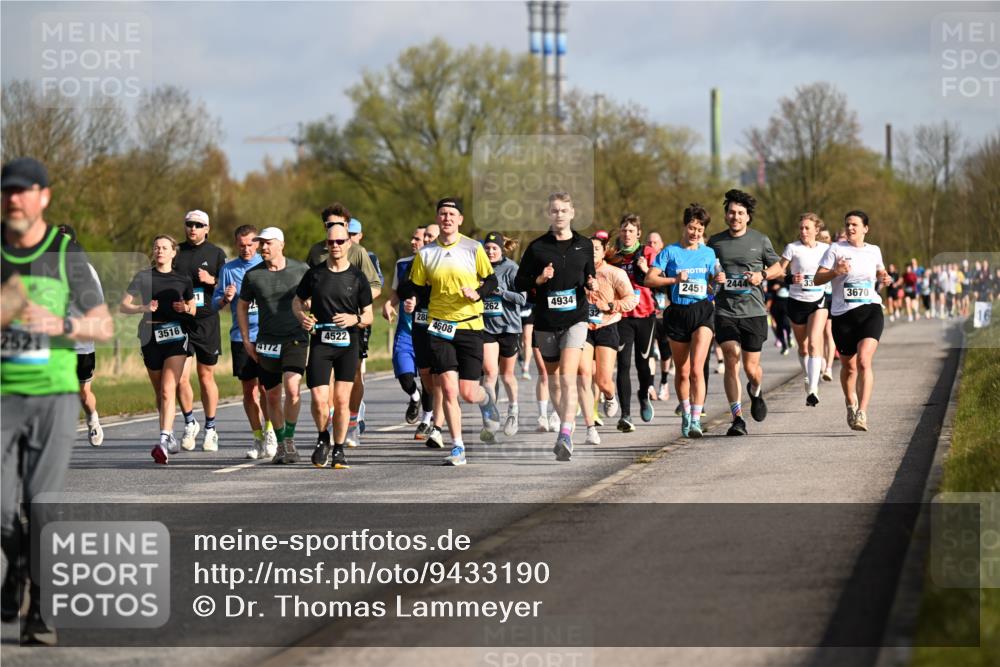 12.04.2026 - 45. Internationalen Wilhelmsburger Insellauf Dr. Thomas Lammeyer http://msf.ph/oto/9433190 12.04.2026 09:17:14 Laufen 2521, 3516, 2444, 245, 3670, 4934, 262, 28, 4608, 4522, 4172 meine-sportfotos.de