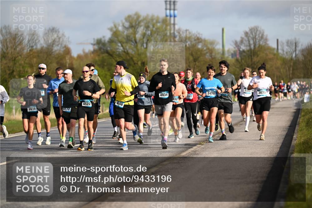 12.04.2026 - 45. Internationalen Wilhelmsburger Insellauf Dr. Thomas Lammeyer http://msf.ph/oto/9433196 12.04.2026 09:17:15 Laufen 31, 3516, 4172, 4608, 4522, 33234, 4262, 4934, 2451, 3670, 3381, 832 meine-sportfotos.de