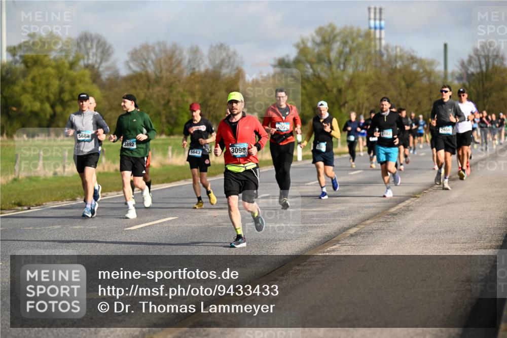 12.04.2026 - 45. Internationalen Wilhelmsburger Insellauf Dr. Thomas Lammeyer http://msf.ph/oto/9433433 12.04.2026 09:18:15 Laufen 5688, 3892, 5643, 3098, 2054, 210, 2102, 2656 meine-sportfotos.de