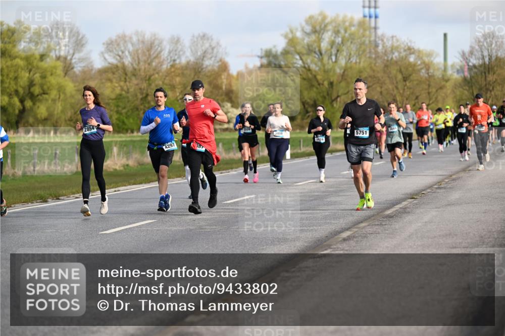 12.04.2026 - 45. Internationalen Wilhelmsburger Insellauf Dr. Thomas Lammeyer http://msf.ph/oto/9433802 12.04.2026 09:19:16 Laufen 2854, 4297, 387, 3408, 3849, 5751, 3416 meine-sportfotos.de
