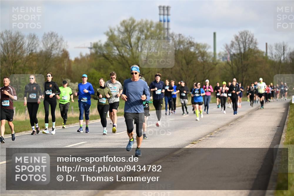 12.04.2026 - 45. Internationalen Wilhelmsburger Insellauf Dr. Thomas Lammeyer http://msf.ph/oto/9434782 12.04.2026 09:22:21 Laufen 2417, 28, 3754, 3753, 3725, 5512, 2553 meine-sportfotos.de