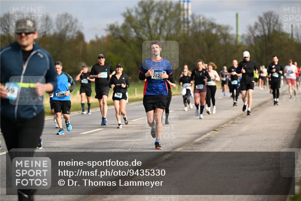12.04.2026 - 45. Internationalen Wilhelmsburger Insellauf Dr. Thomas Lammeyer http://msf.ph/oto/9435330 12.04.2026 09:24:10 Laufen 2569, 4802, 35, 282, 4414 meine-sportfotos.de