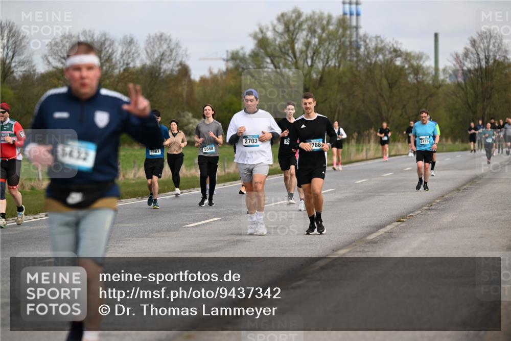 12.04.2026 - 45. Internationalen Wilhelmsburger Insellauf Dr. Thomas Lammeyer http://msf.ph/oto/9437342 12.04.2026 09:30:26 Laufen 18, 5432, 2703, 5583, 5558, 788, 2471 meine-sportfotos.de