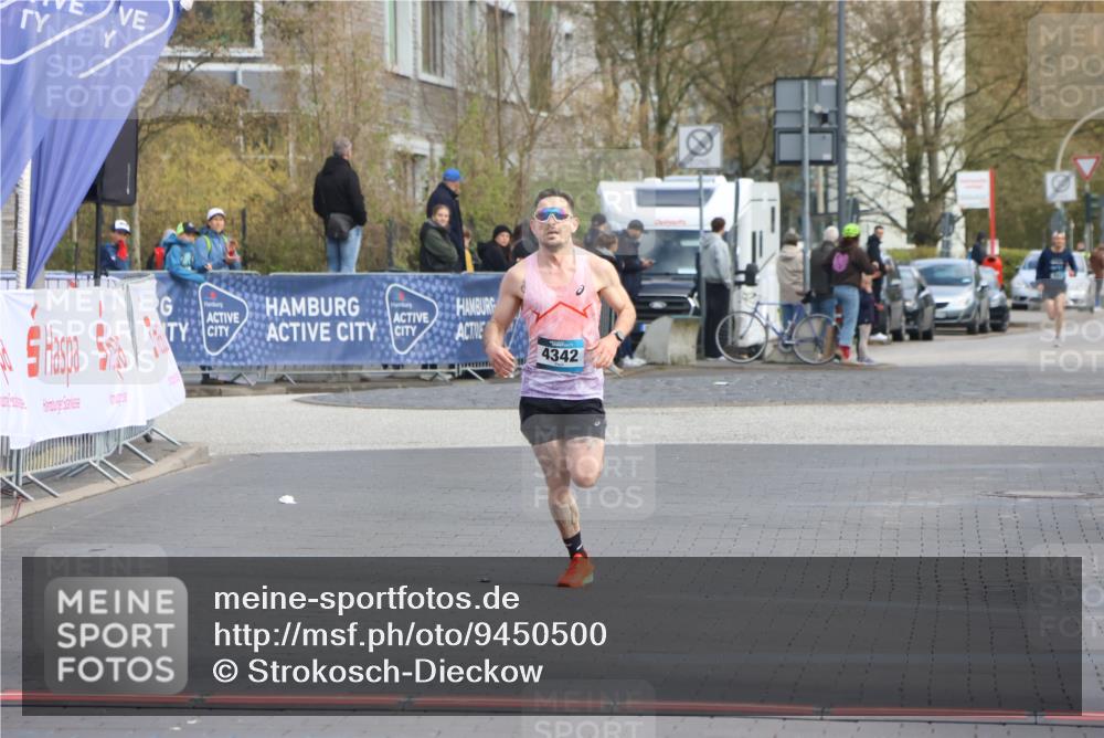 12.04.2026 - 45. Internationalen Wilhelmsburger Insellauf Strokosch-Dieckow http://msf.ph/oto/9450500 12.04.2026 10:05:42 Ziel 4342 meine-sportfotos.de
