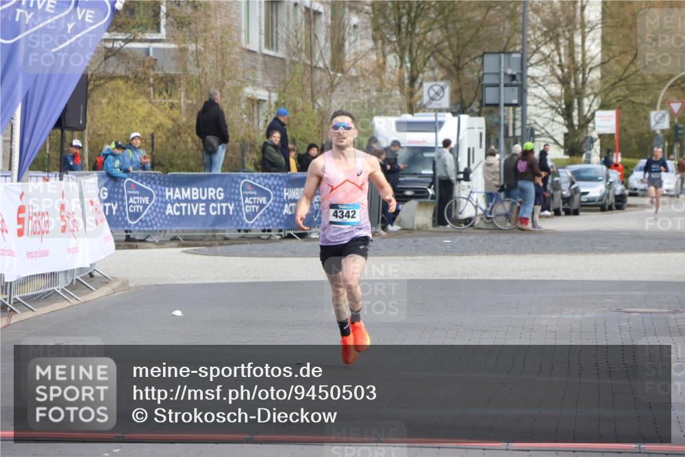 12.04.2026 - 45. Internationalen Wilhelmsburger Insellauf Strokosch-Dieckow http://msf.ph/oto/9450503 12.04.2026 10:05:42 Ziel 4342 meine-sportfotos.de