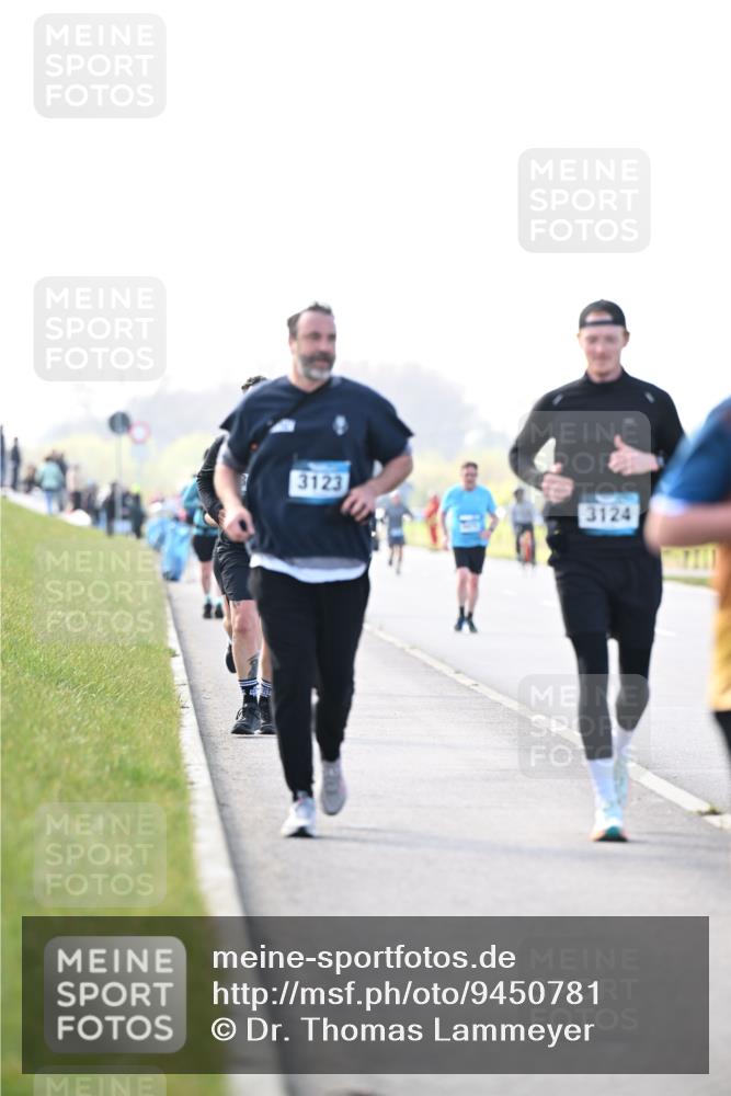 12.04.2026 - 45. Internationalen Wilhelmsburger Insellauf Dr. Thomas Lammeyer http://msf.ph/oto/9450781 12.04.2026 10:45:46 Laufen 3123, 3124 meine-sportfotos.de