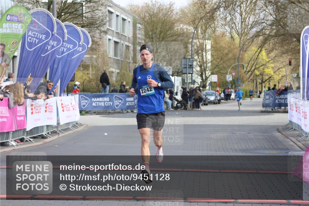 12.04.2026 - 45. Internationalen Wilhelmsburger Insellauf Strokosch-Dieckow http://msf.ph/oto/9451128 12.04.2026 10:09:57 Ziel 2242 meine-sportfotos.de