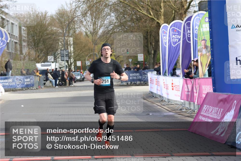 12.04.2026 - 45. Internationalen Wilhelmsburger Insellauf Strokosch-Dieckow http://msf.ph/oto/9451486 12.04.2026 10:11:41 Ziel 2751 meine-sportfotos.de