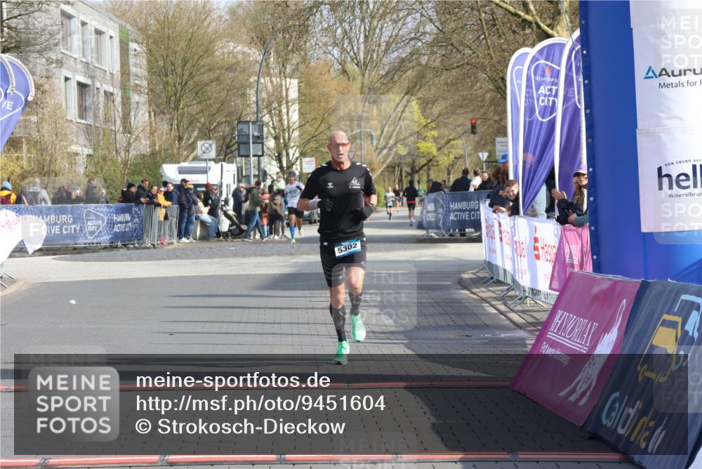 12.04.2026 - 45. Internationalen Wilhelmsburger Insellauf Strokosch-Dieckow http://msf.ph/oto/9451604 12.04.2026 10:16:04 Ziel 2281, 5302 meine-sportfotos.de