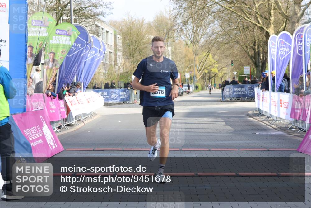 12.04.2026 - 45. Internationalen Wilhelmsburger Insellauf Strokosch-Dieckow http://msf.ph/oto/9451678 12.04.2026 10:17:02 Ziel 5676 meine-sportfotos.de