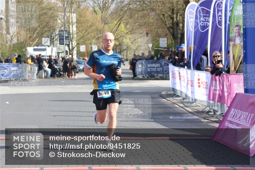 12.04.2026 - 45. Internationalen Wilhelmsburger Insellauf Strokosch-Dieckow http://msf.ph/oto/9451825 12.04.2026 10:19:33 Ziel 5049 meine-sportfotos.de