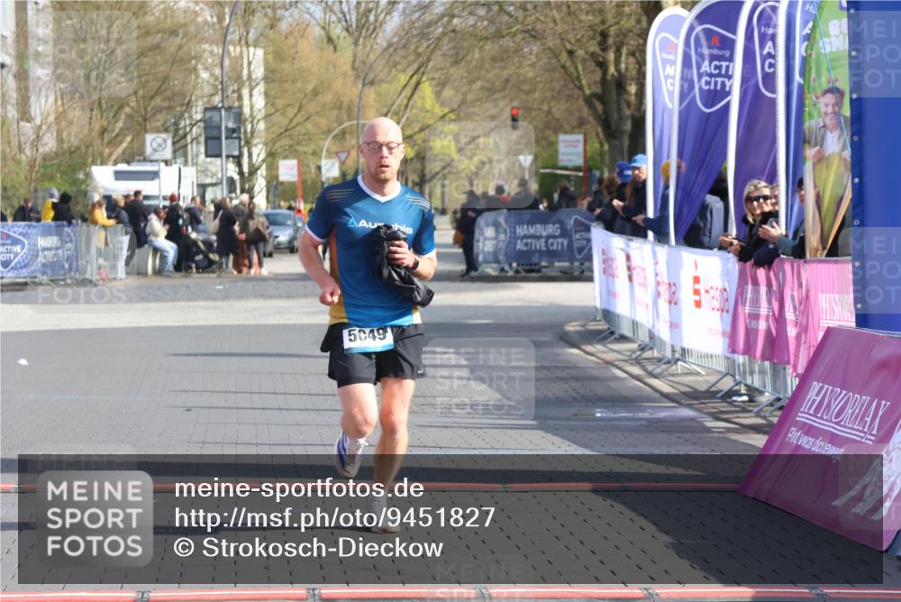 12.04.2026 - 45. Internationalen Wilhelmsburger Insellauf Strokosch-Dieckow http://msf.ph/oto/9451827 12.04.2026 10:19:33 Ziel 5049 meine-sportfotos.de