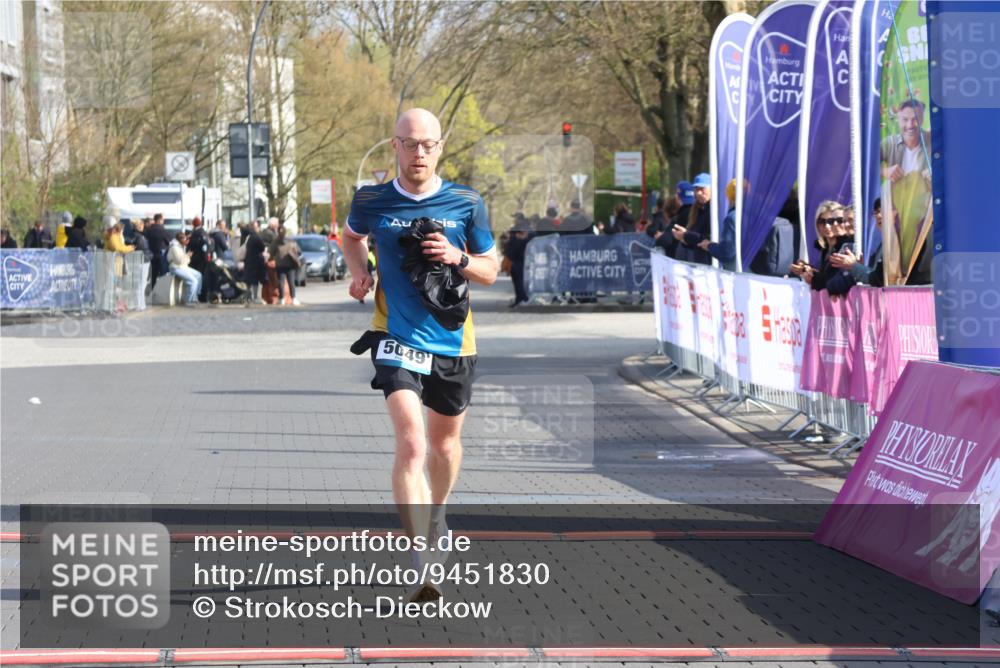 12.04.2026 - 45. Internationalen Wilhelmsburger Insellauf Strokosch-Dieckow http://msf.ph/oto/9451830 12.04.2026 10:19:34 Ziel 5049 meine-sportfotos.de