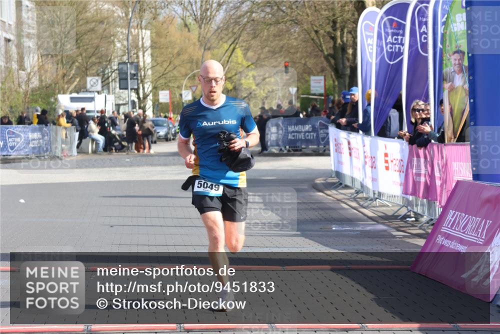 12.04.2026 - 45. Internationalen Wilhelmsburger Insellauf Strokosch-Dieckow http://msf.ph/oto/9451833 12.04.2026 10:19:34 Ziel 5049 meine-sportfotos.de