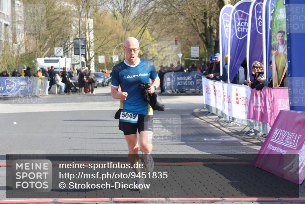 12.04.2026 - 45. Internationalen Wilhelmsburger Insellauf Strokosch-Dieckow http://msf.ph/oto/9451835 12.04.2026 10:19:34 Ziel 5049 meine-sportfotos.de