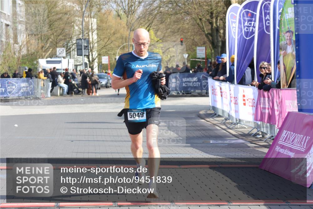 12.04.2026 - 45. Internationalen Wilhelmsburger Insellauf Strokosch-Dieckow http://msf.ph/oto/9451839 12.04.2026 10:19:34 Ziel 5049 meine-sportfotos.de