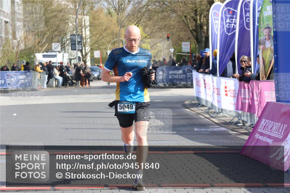 12.04.2026 - 45. Internationalen Wilhelmsburger Insellauf Strokosch-Dieckow http://msf.ph/oto/9451840 12.04.2026 10:19:34 Ziel 5049 meine-sportfotos.de