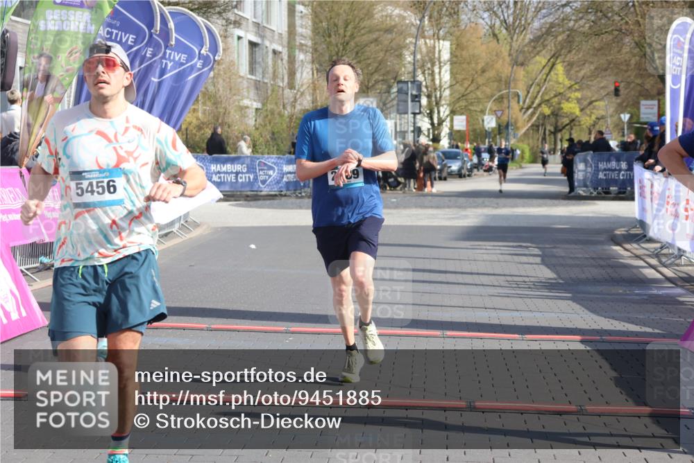 12.04.2026 - 45. Internationalen Wilhelmsburger Insellauf Strokosch-Dieckow http://msf.ph/oto/9451885 12.04.2026 10:19:49 Ziel 2671, 2549, 3289, 5456, 2789 meine-sportfotos.de
