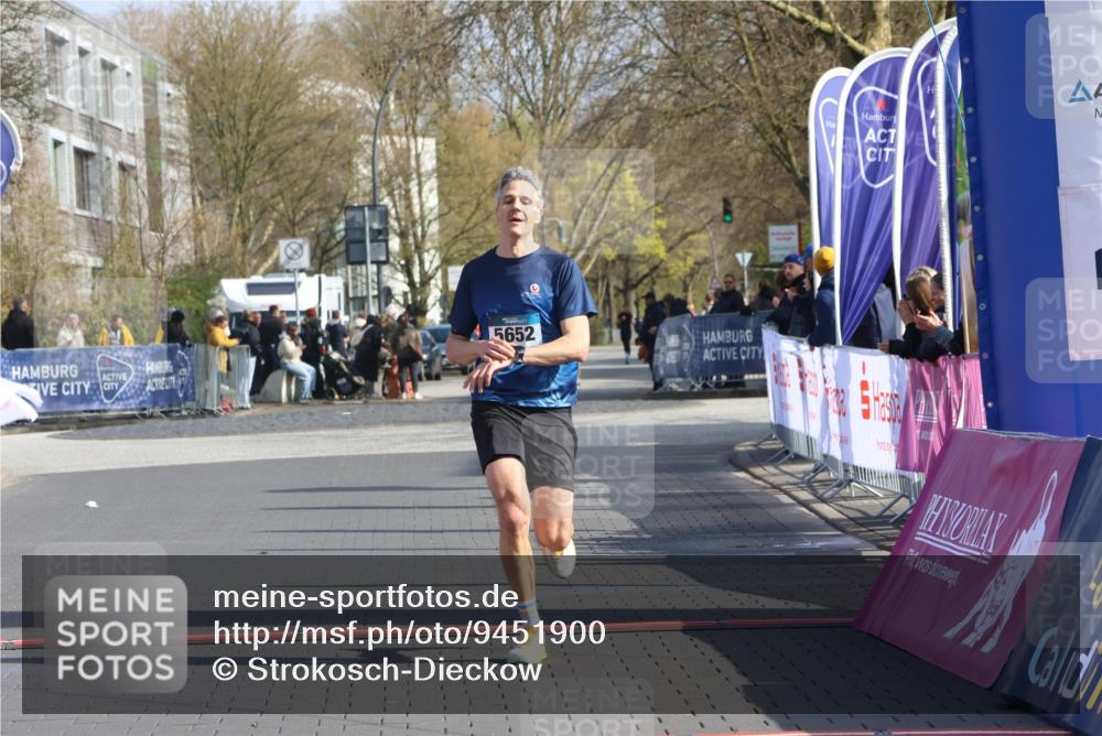 12.04.2026 - 45. Internationalen Wilhelmsburger Insellauf Strokosch-Dieckow http://msf.ph/oto/9451900 12.04.2026 10:20:03 Ziel 5652 meine-sportfotos.de