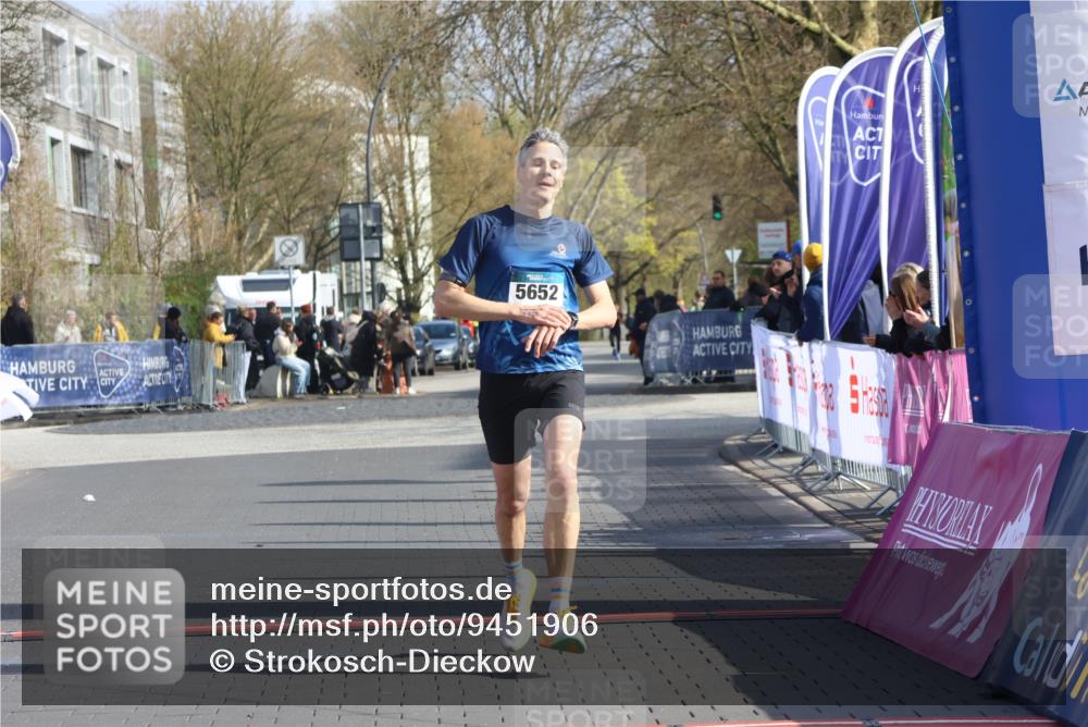 12.04.2026 - 45. Internationalen Wilhelmsburger Insellauf Strokosch-Dieckow http://msf.ph/oto/9451906 12.04.2026 10:20:03 Ziel 5652 meine-sportfotos.de