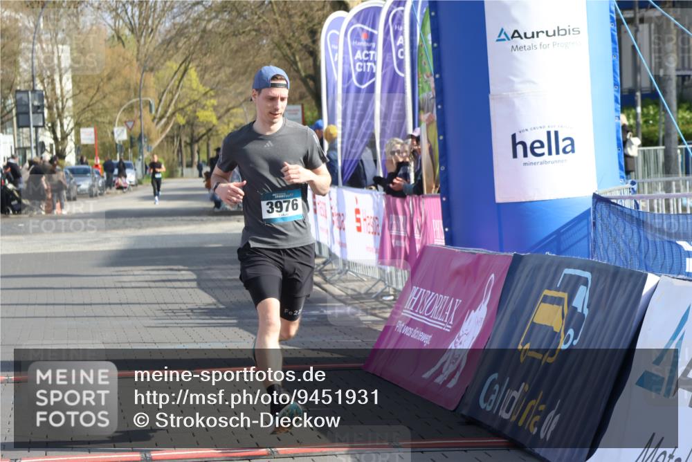 12.04.2026 - 45. Internationalen Wilhelmsburger Insellauf Strokosch-Dieckow http://msf.ph/oto/9451931 12.04.2026 10:20:12 Ziel 3976 meine-sportfotos.de
