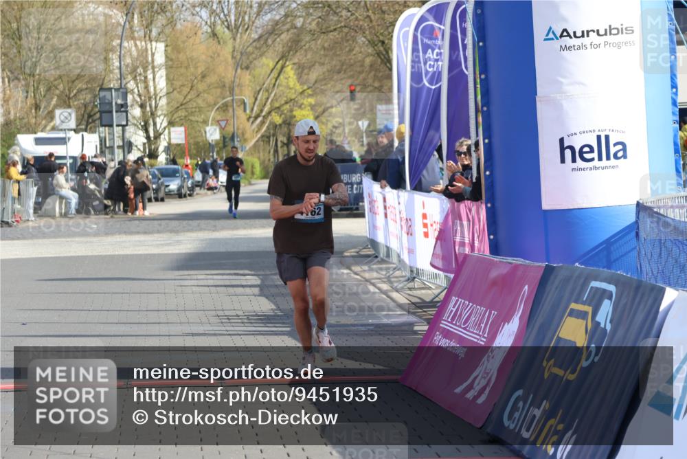12.04.2026 - 45. Internationalen Wilhelmsburger Insellauf Strokosch-Dieckow http://msf.ph/oto/9451935 12.04.2026 10:20:19 Ziel 4162 meine-sportfotos.de