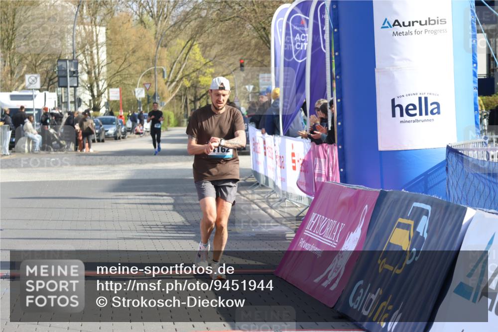 12.04.2026 - 45. Internationalen Wilhelmsburger Insellauf Strokosch-Dieckow http://msf.ph/oto/9451944 12.04.2026 10:20:19 Ziel 4162 meine-sportfotos.de