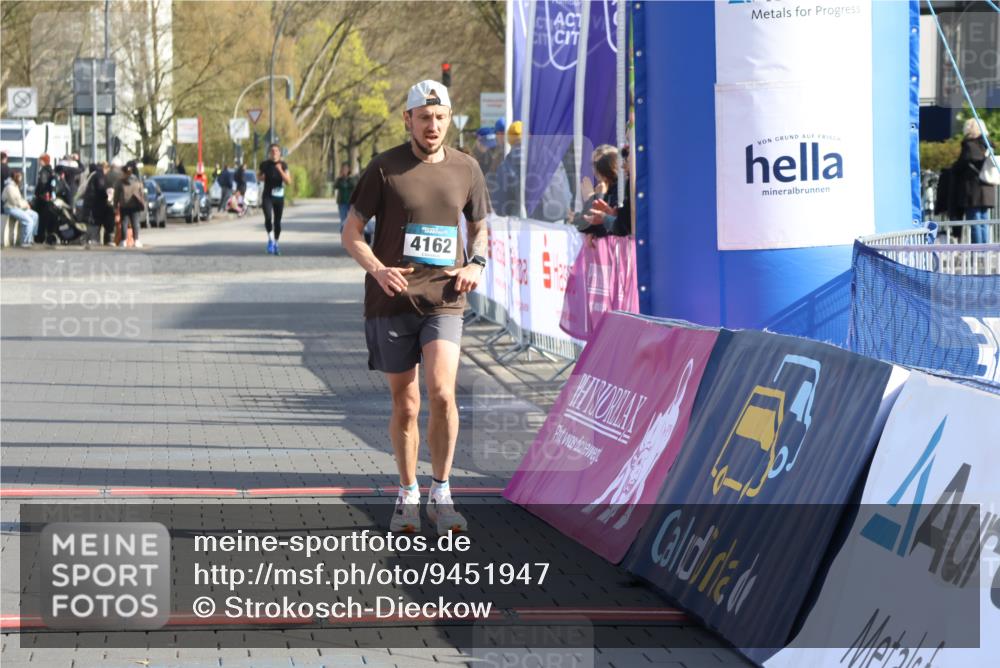 12.04.2026 - 45. Internationalen Wilhelmsburger Insellauf Strokosch-Dieckow http://msf.ph/oto/9451947 12.04.2026 10:20:20 Ziel 4162 meine-sportfotos.de