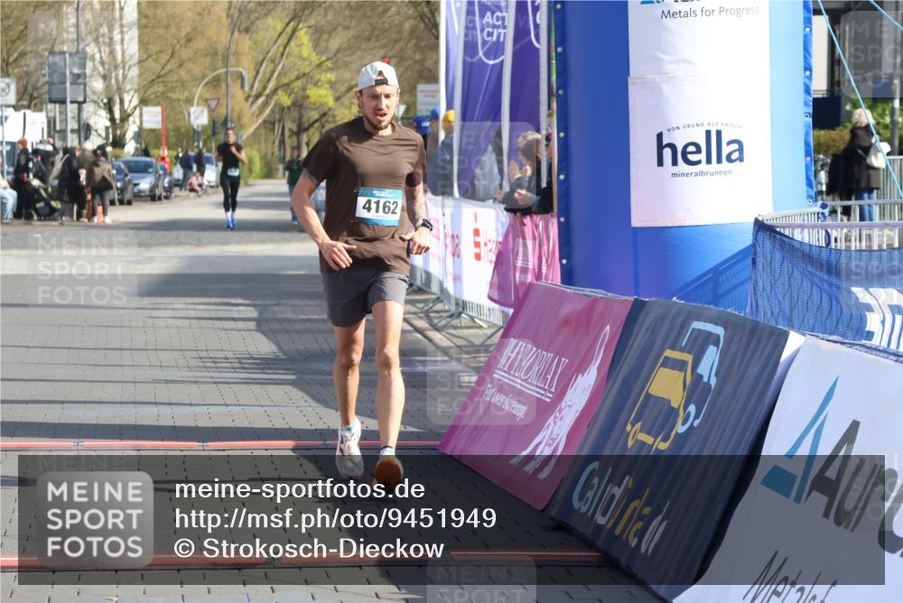 12.04.2026 - 45. Internationalen Wilhelmsburger Insellauf Strokosch-Dieckow http://msf.ph/oto/9451949 12.04.2026 10:20:20 Ziel 4162 meine-sportfotos.de