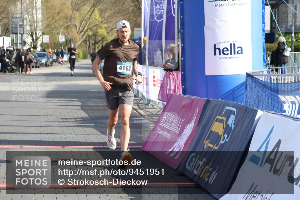 12.04.2026 - 45. Internationalen Wilhelmsburger Insellauf Strokosch-Dieckow http://msf.ph/oto/9451951 12.04.2026 10:20:20 Ziel 4162 meine-sportfotos.de