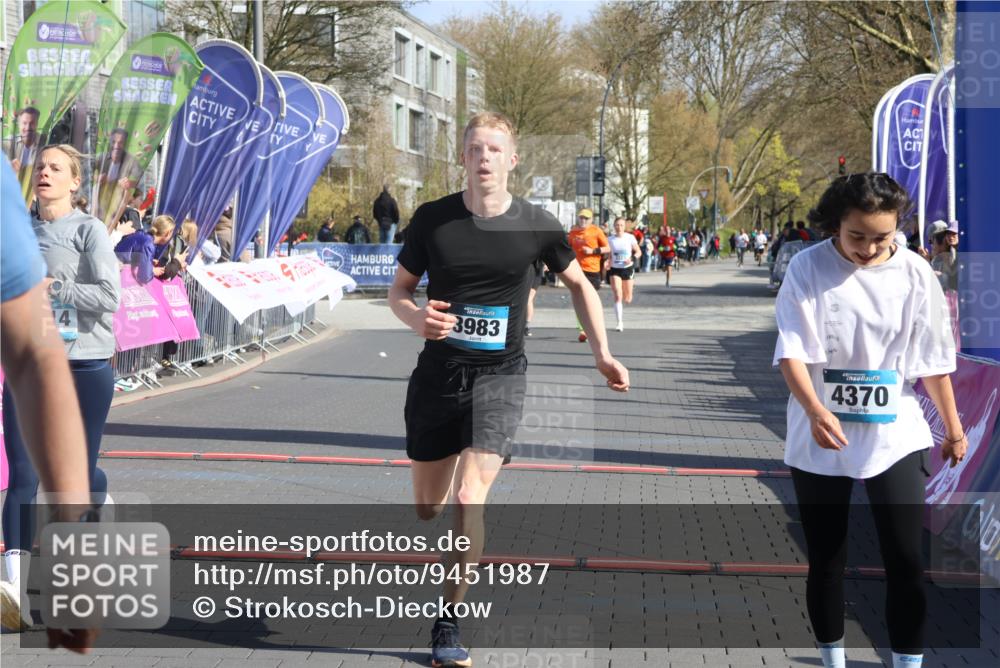 12.04.2026 - 45. Internationalen Wilhelmsburger Insellauf Strokosch-Dieckow http://msf.ph/oto/9451987 12.04.2026 10:32:57 Ziel 3506, 4370, 3983, 3114 meine-sportfotos.de