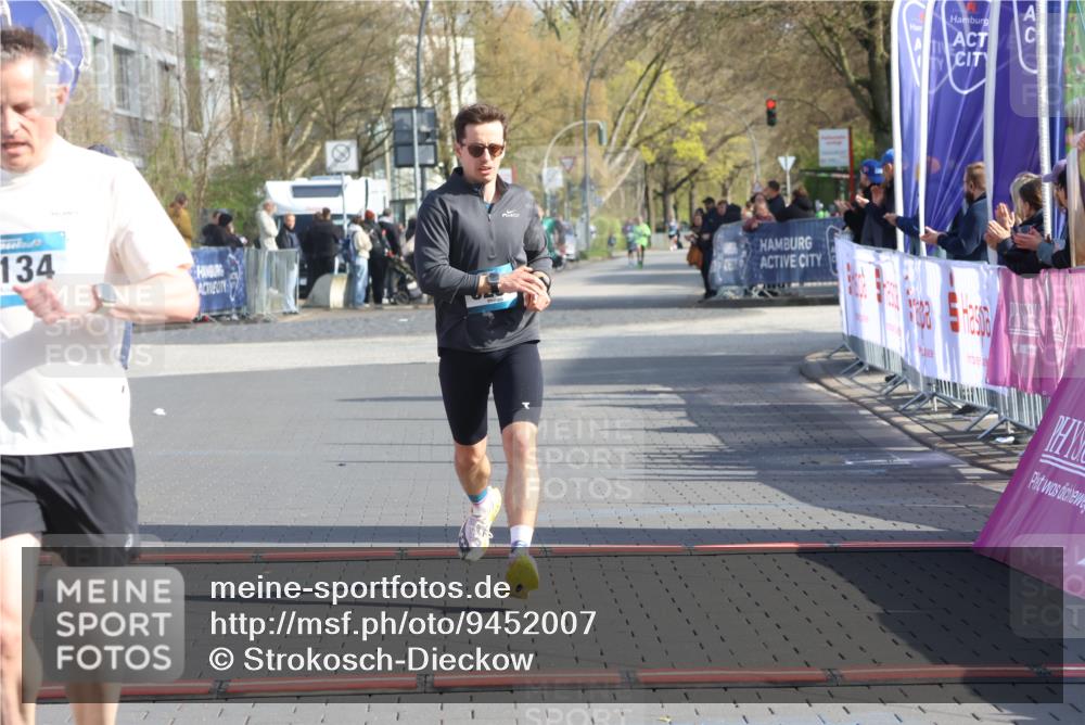 12.04.2026 - 45. Internationalen Wilhelmsburger Insellauf Strokosch-Dieckow http://msf.ph/oto/9452007 12.04.2026 10:21:14 Ziel 3134, 3208, 2212 meine-sportfotos.de