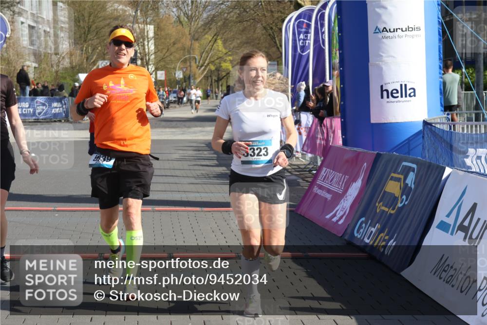 12.04.2026 - 45. Internationalen Wilhelmsburger Insellauf Strokosch-Dieckow http://msf.ph/oto/9452034 12.04.2026 10:33:05 Ziel 4150, 3296, 3323, 5639, 2071 meine-sportfotos.de