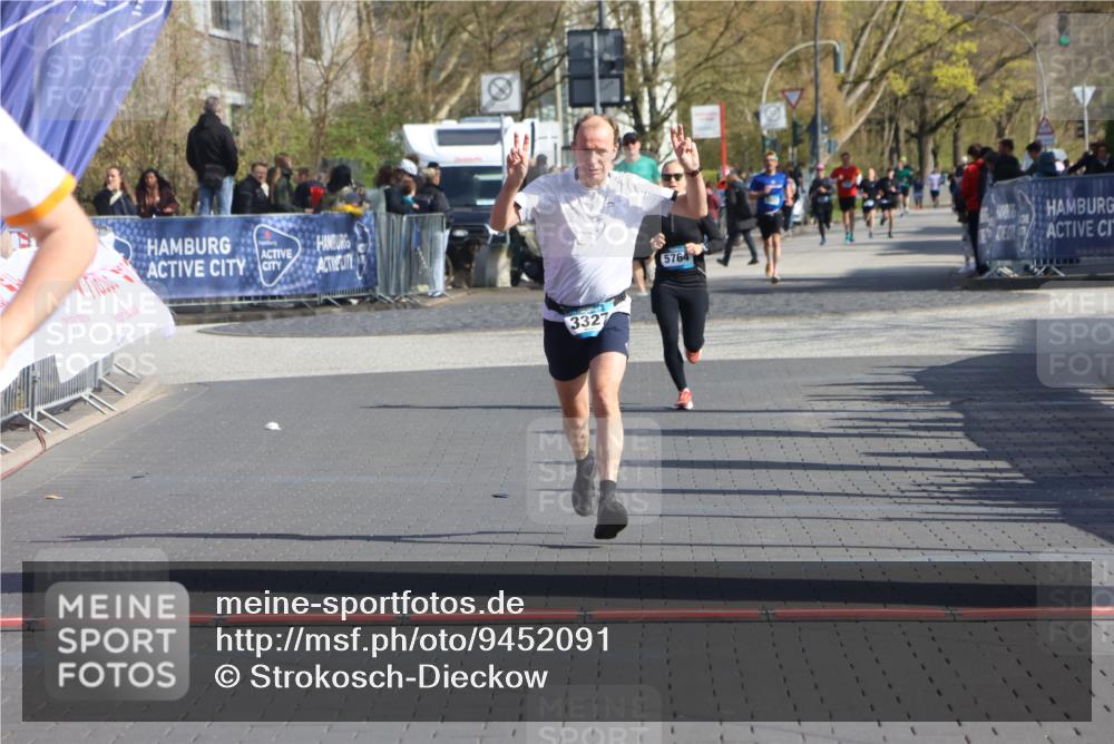 12.04.2026 - 45. Internationalen Wilhelmsburger Insellauf Strokosch-Dieckow http://msf.ph/oto/9452091 12.04.2026 10:33:27 Ziel 3708, 4322, 3327 meine-sportfotos.de