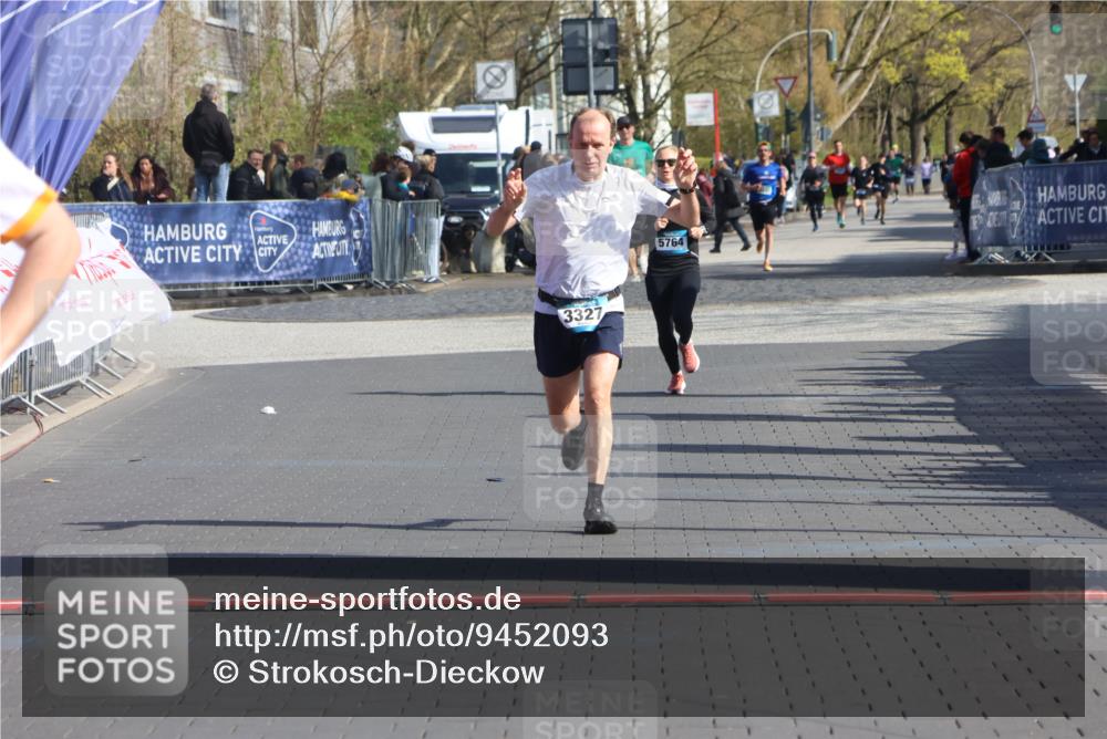 12.04.2026 - 45. Internationalen Wilhelmsburger Insellauf Strokosch-Dieckow http://msf.ph/oto/9452093 12.04.2026 10:33:27 Ziel 3708, 4322, 3327 meine-sportfotos.de