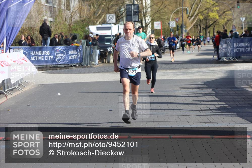 12.04.2026 - 45. Internationalen Wilhelmsburger Insellauf Strokosch-Dieckow http://msf.ph/oto/9452101 12.04.2026 10:33:27 Ziel 3708, 4322, 3327 meine-sportfotos.de