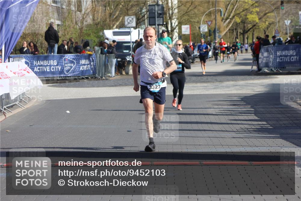 12.04.2026 - 45. Internationalen Wilhelmsburger Insellauf Strokosch-Dieckow http://msf.ph/oto/9452103 12.04.2026 10:33:27 Ziel 3708, 4322, 3327 meine-sportfotos.de