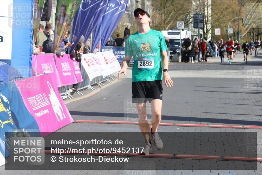 12.04.2026 - 45. Internationalen Wilhelmsburger Insellauf Strokosch-Dieckow http://msf.ph/oto/9452137 12.04.2026 10:33:37 Ziel 2892 meine-sportfotos.de