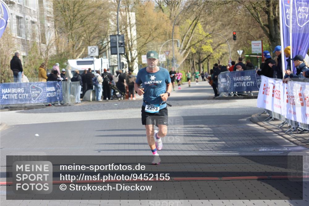 12.04.2026 - 45. Internationalen Wilhelmsburger Insellauf Strokosch-Dieckow http://msf.ph/oto/9452155 12.04.2026 10:21:55 Ziel 2253 meine-sportfotos.de