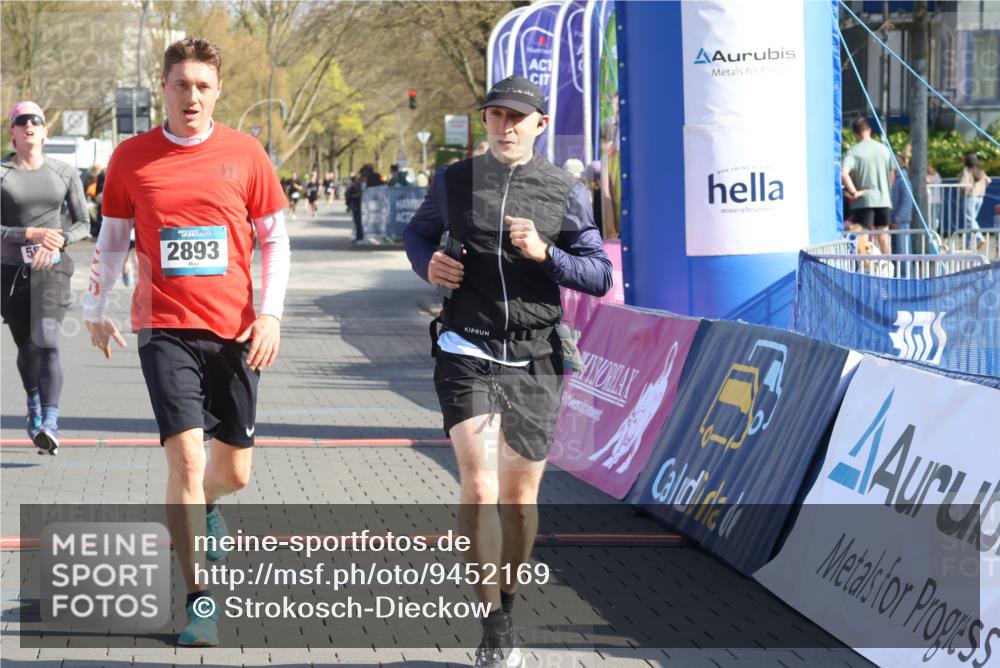 12.04.2026 - 45. Internationalen Wilhelmsburger Insellauf Strokosch-Dieckow http://msf.ph/oto/9452169 12.04.2026 10:33:52 Ziel 5821, 4738, 2893, 5843 meine-sportfotos.de