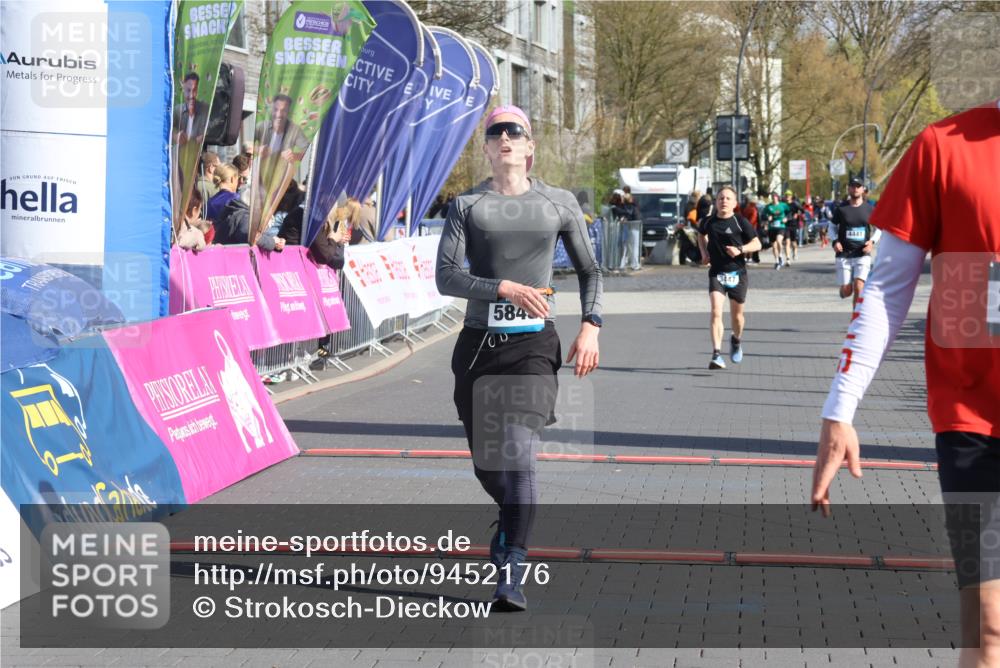 12.04.2026 - 45. Internationalen Wilhelmsburger Insellauf Strokosch-Dieckow http://msf.ph/oto/9452176 12.04.2026 10:33:54 Ziel 5821, 4738, 2893, 5843, 3447 meine-sportfotos.de