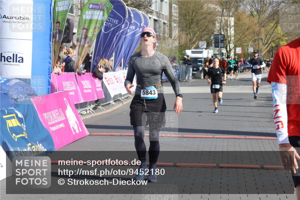 12.04.2026 - 45. Internationalen Wilhelmsburger Insellauf Strokosch-Dieckow http://msf.ph/oto/9452180 12.04.2026 10:33:54 Ziel 5821, 4738, 2893, 5843, 3447 meine-sportfotos.de