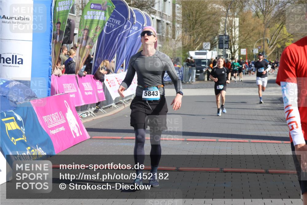 12.04.2026 - 45. Internationalen Wilhelmsburger Insellauf Strokosch-Dieckow http://msf.ph/oto/9452182 12.04.2026 10:33:54 Ziel 5821, 4738, 2893, 5843, 3447 meine-sportfotos.de