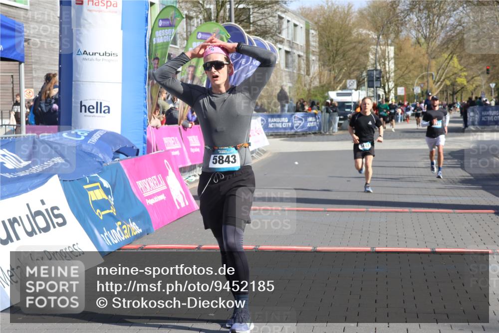 12.04.2026 - 45. Internationalen Wilhelmsburger Insellauf Strokosch-Dieckow http://msf.ph/oto/9452185 12.04.2026 10:33:55 Ziel 5821, 4738, 2893, 5843, 3447, 4441 meine-sportfotos.de