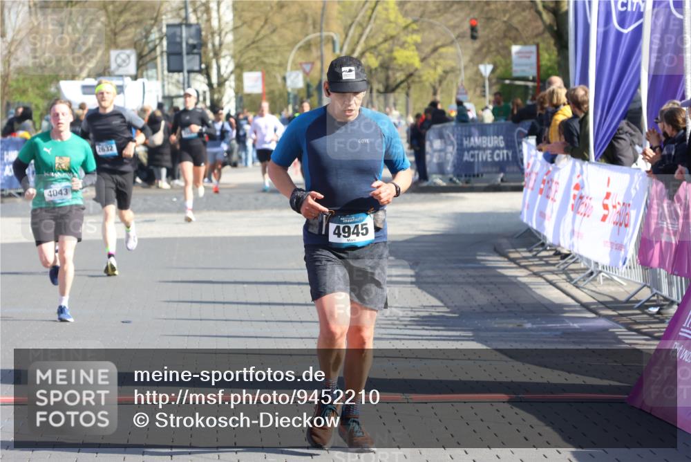 12.04.2026 - 45. Internationalen Wilhelmsburger Insellauf Strokosch-Dieckow http://msf.ph/oto/9452210 12.04.2026 10:34:05 Ziel 4945, 4043 meine-sportfotos.de
