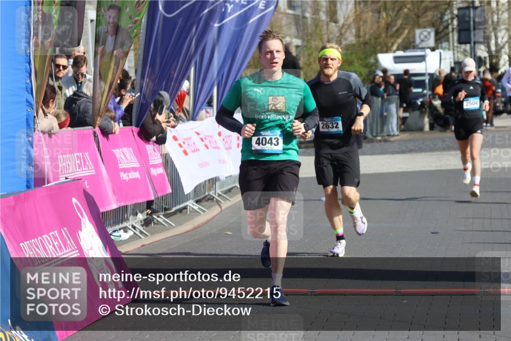 12.04.2026 - 45. Internationalen Wilhelmsburger Insellauf Strokosch-Dieckow http://msf.ph/oto/9452215 12.04.2026 10:34:08 Ziel 4945, 4043, 2632 meine-sportfotos.de