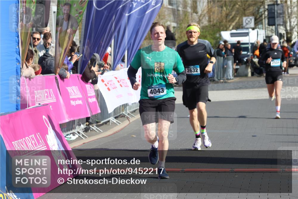 12.04.2026 - 45. Internationalen Wilhelmsburger Insellauf Strokosch-Dieckow http://msf.ph/oto/9452217 12.04.2026 10:34:08 Ziel 4945, 4043, 2632 meine-sportfotos.de
