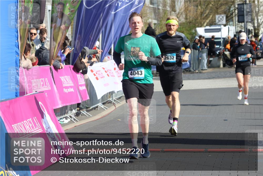 12.04.2026 - 45. Internationalen Wilhelmsburger Insellauf Strokosch-Dieckow http://msf.ph/oto/9452220 12.04.2026 10:34:08 Ziel 4945, 4043, 2632 meine-sportfotos.de