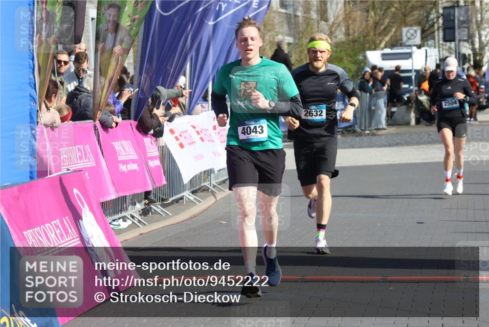 12.04.2026 - 45. Internationalen Wilhelmsburger Insellauf Strokosch-Dieckow http://msf.ph/oto/9452222 12.04.2026 10:34:09 Ziel 4945, 4043, 2632, 2504 meine-sportfotos.de