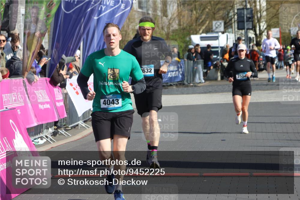 12.04.2026 - 45. Internationalen Wilhelmsburger Insellauf Strokosch-Dieckow http://msf.ph/oto/9452225 12.04.2026 10:34:09 Ziel 4945, 4043, 2632, 2504 meine-sportfotos.de